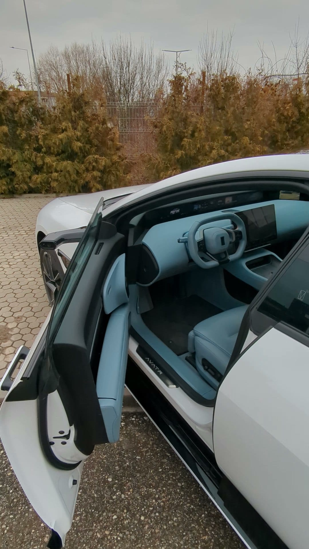 Interiorul: piele Nappa, ecrane pe tot bordul, meniuri în engleză.